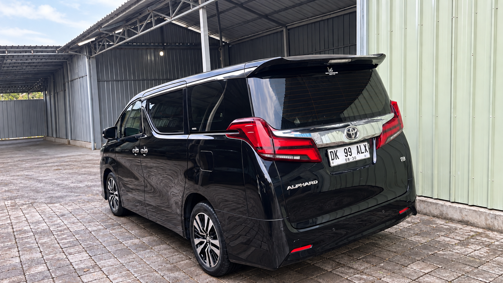 Toyota Alphard Arlis X Trans DK 99 ALX, sudut belakang