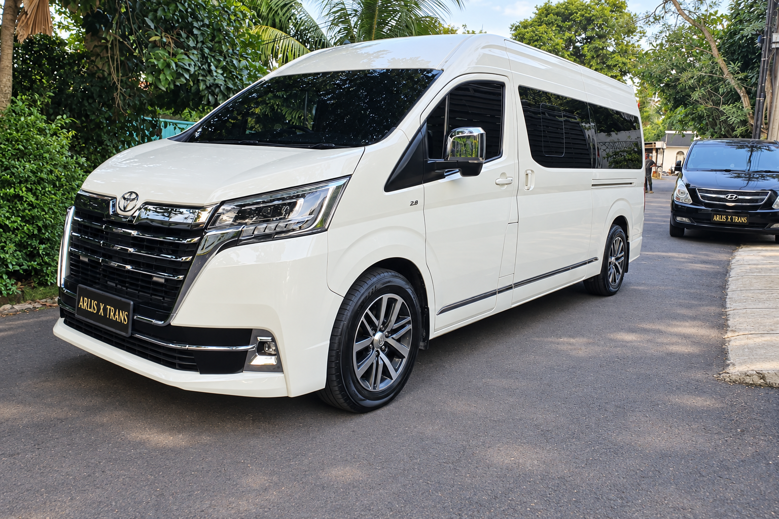 Hiace Premio putih, tampak luar