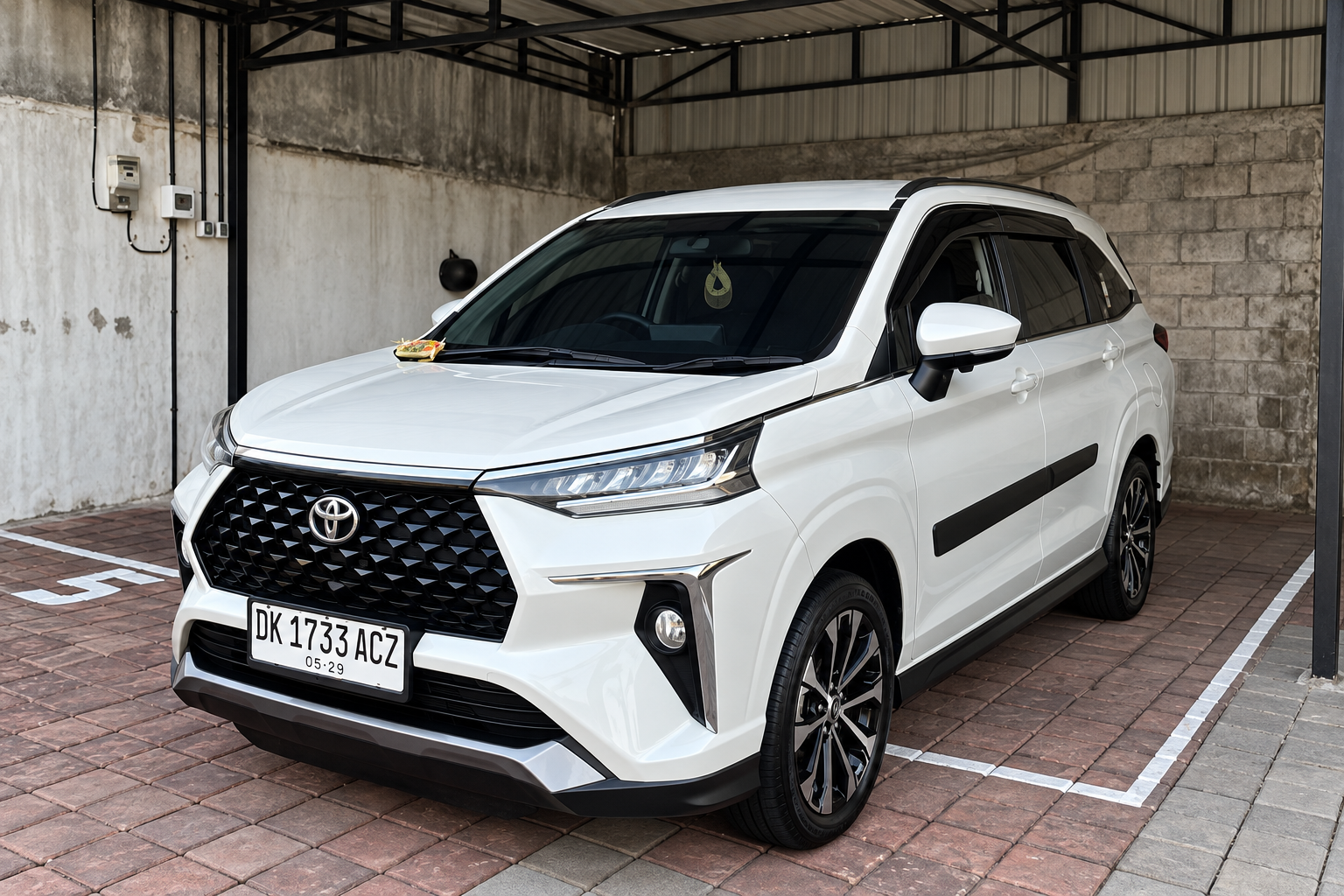 Toyota Veloz Arlis X Trans, sudut depan